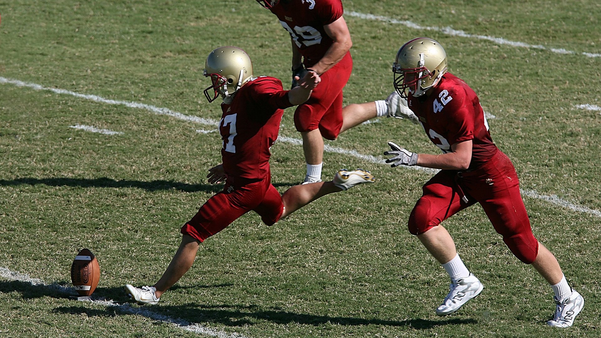 爱游戏网页版-“马科斯·莫奇的防守天赋与战术执行力，成就阿根廷美洲狮队的防线基础”