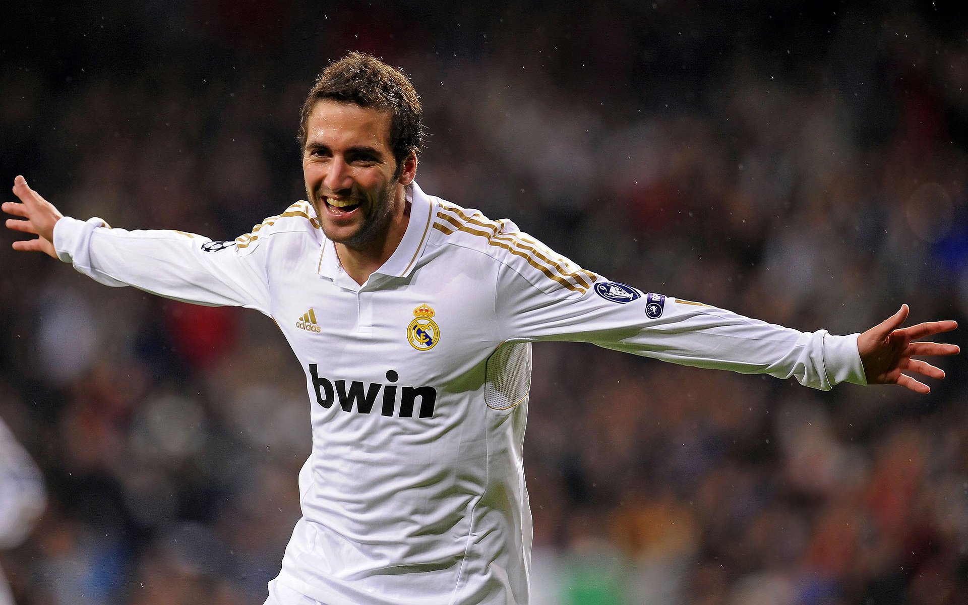 塞维利亚连战连捷，争夺西甲前三名